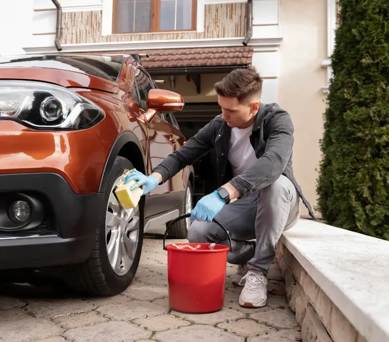 Lavage auto à domicile Channay-sur-Lathan : professionnel intervenant sur un véhicule